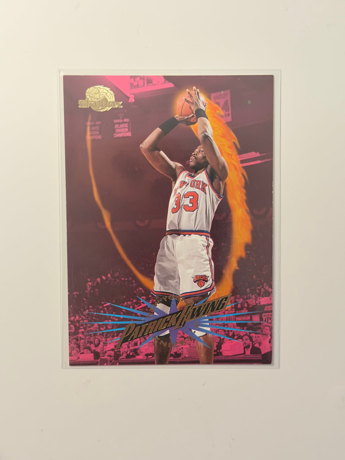1995 Skybox Skybox — Slammin' Universe - Patrick Ewing - Hot Shot #81 - Raw Ungraded Card